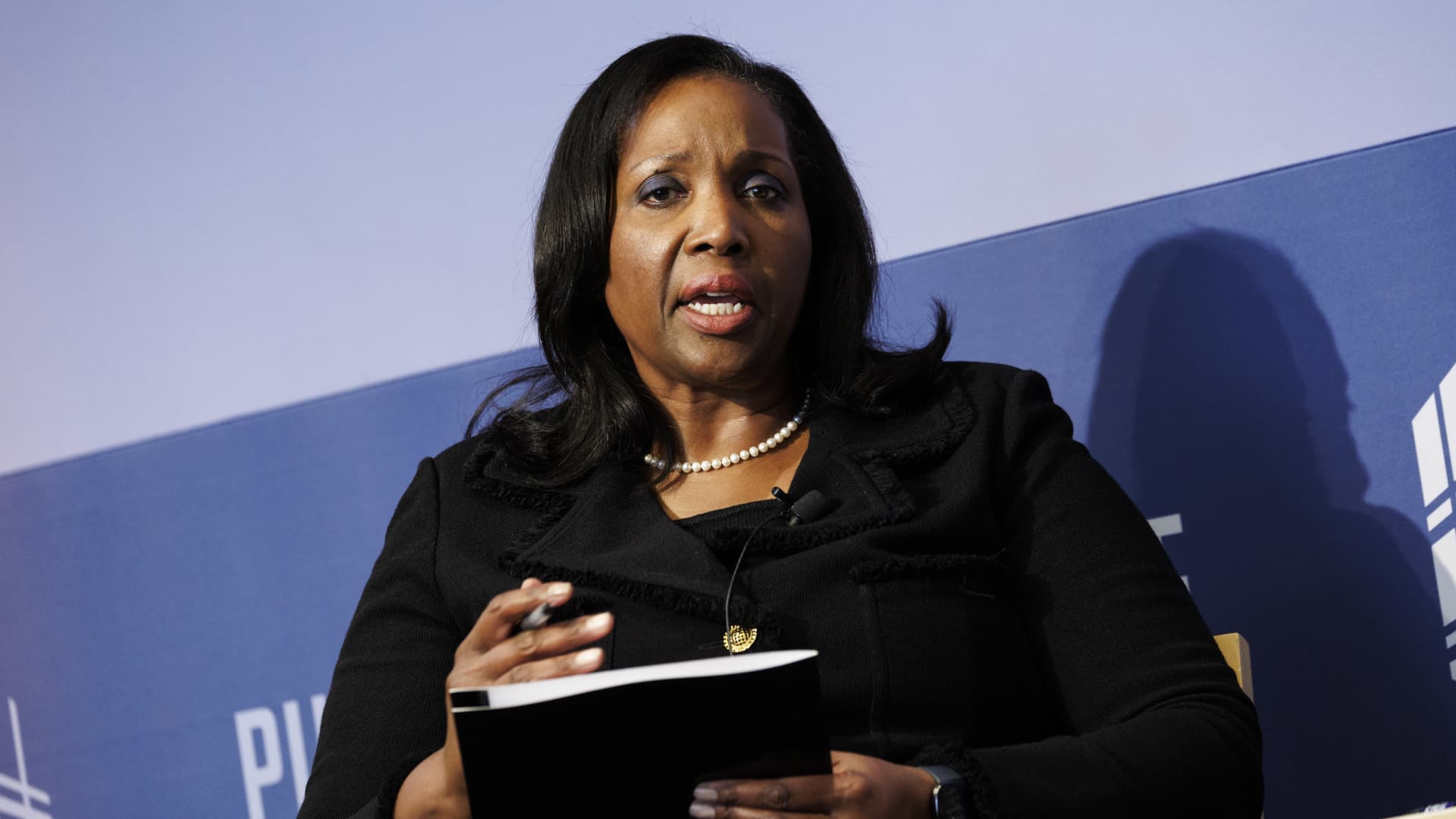 Featured image for Supreme Court Faces Pressure Over Fed Governor's Job Security