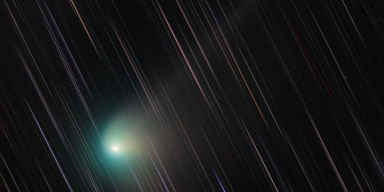 "Capturing the Spectacular Farewell of a Brilliant Green Comet"