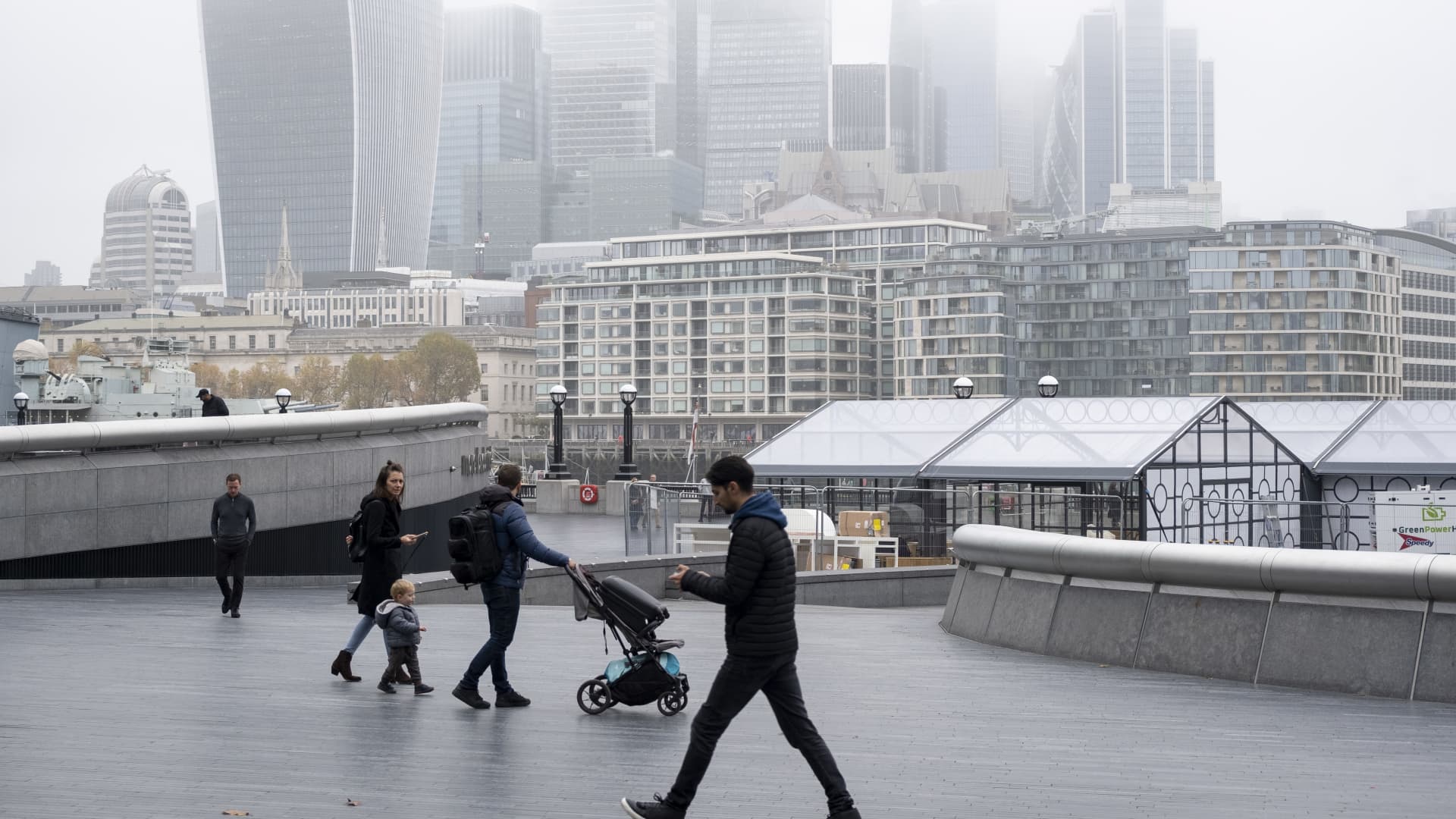 UK Economy Experiences Unexpected Slowdown in Q3