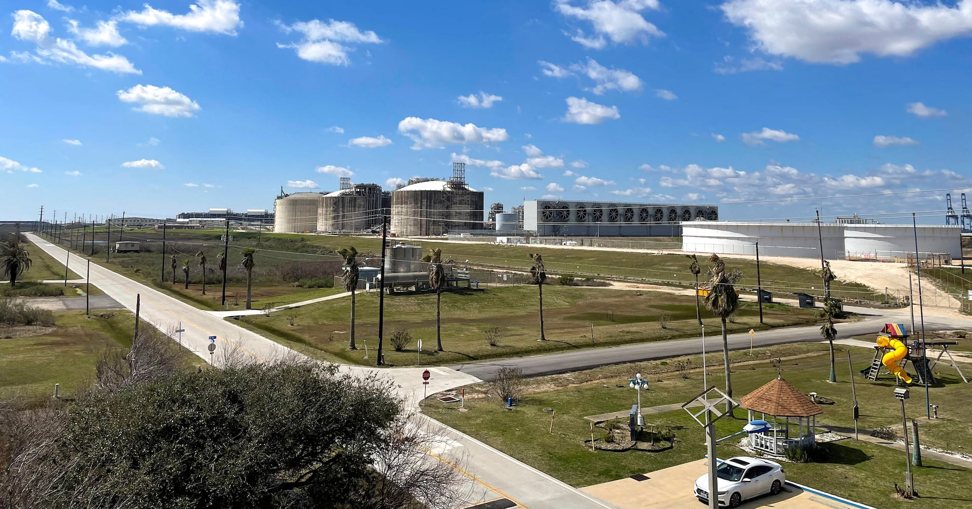 Featured image for "White House Considers Lifting LNG Export Pause to Secure Ukraine Aid, Amid GOP Pressure"