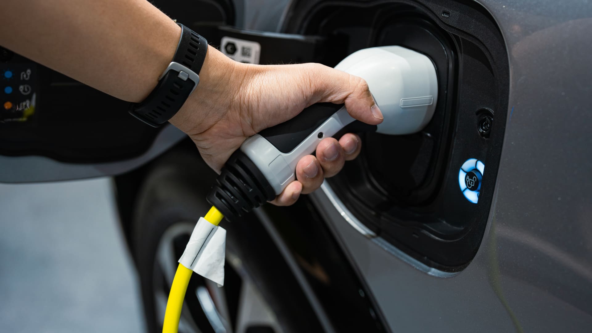 Featured image for Navigating Changes to Electric Vehicle Tax Credits: Workarounds and Discounts
