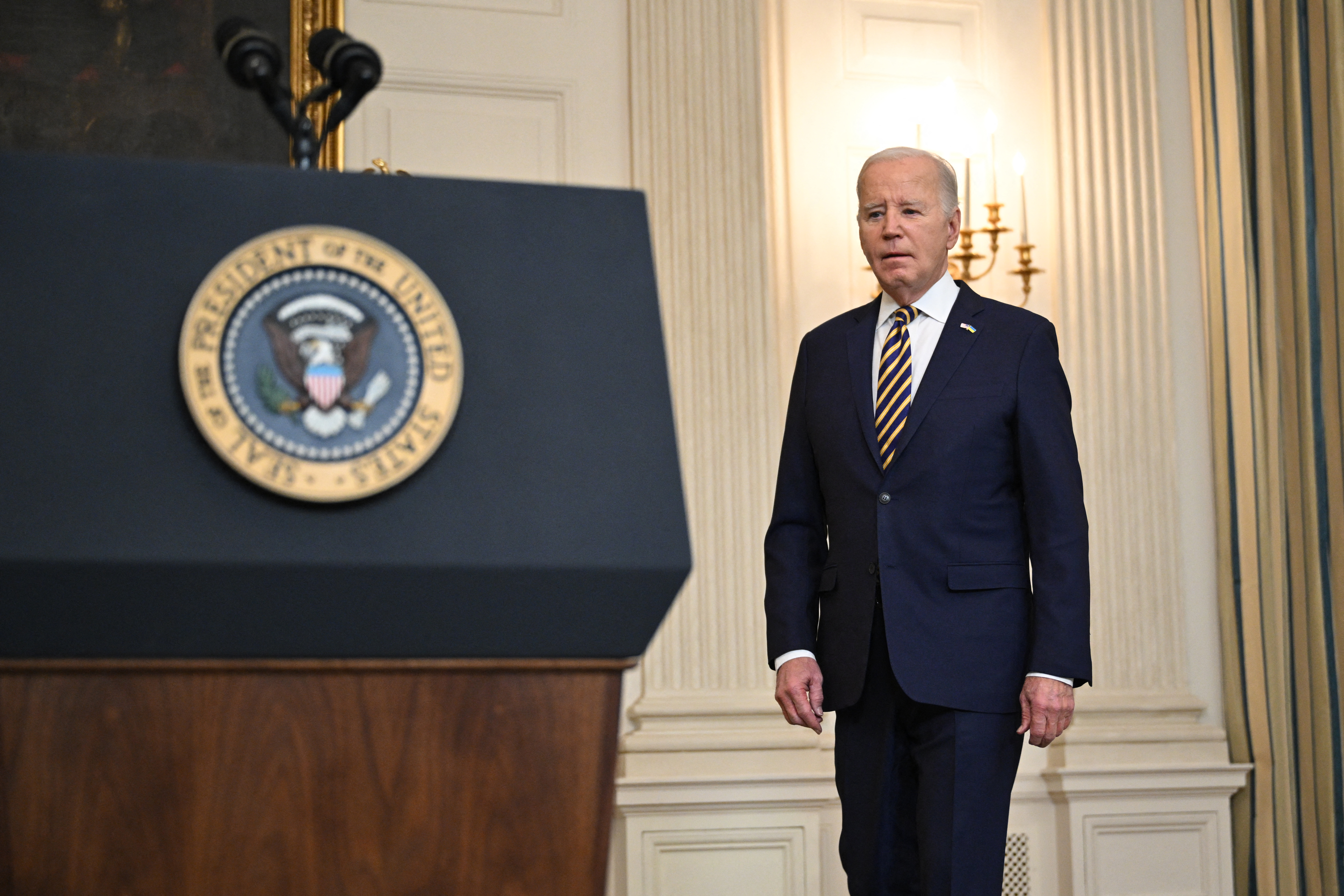 "Border Politics: GOP's Trap and Biden's Opportunity"
