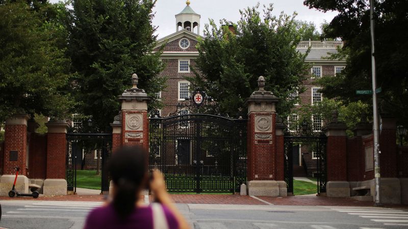 Featured image for "Study Reveals Wealthy Children's Overrepresentation in Elite Universities"