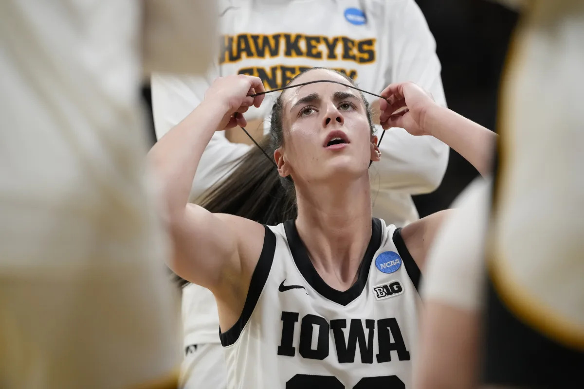 "Iowa's Caitlin Clark leads team to victory over Holy Cross in March Madness"