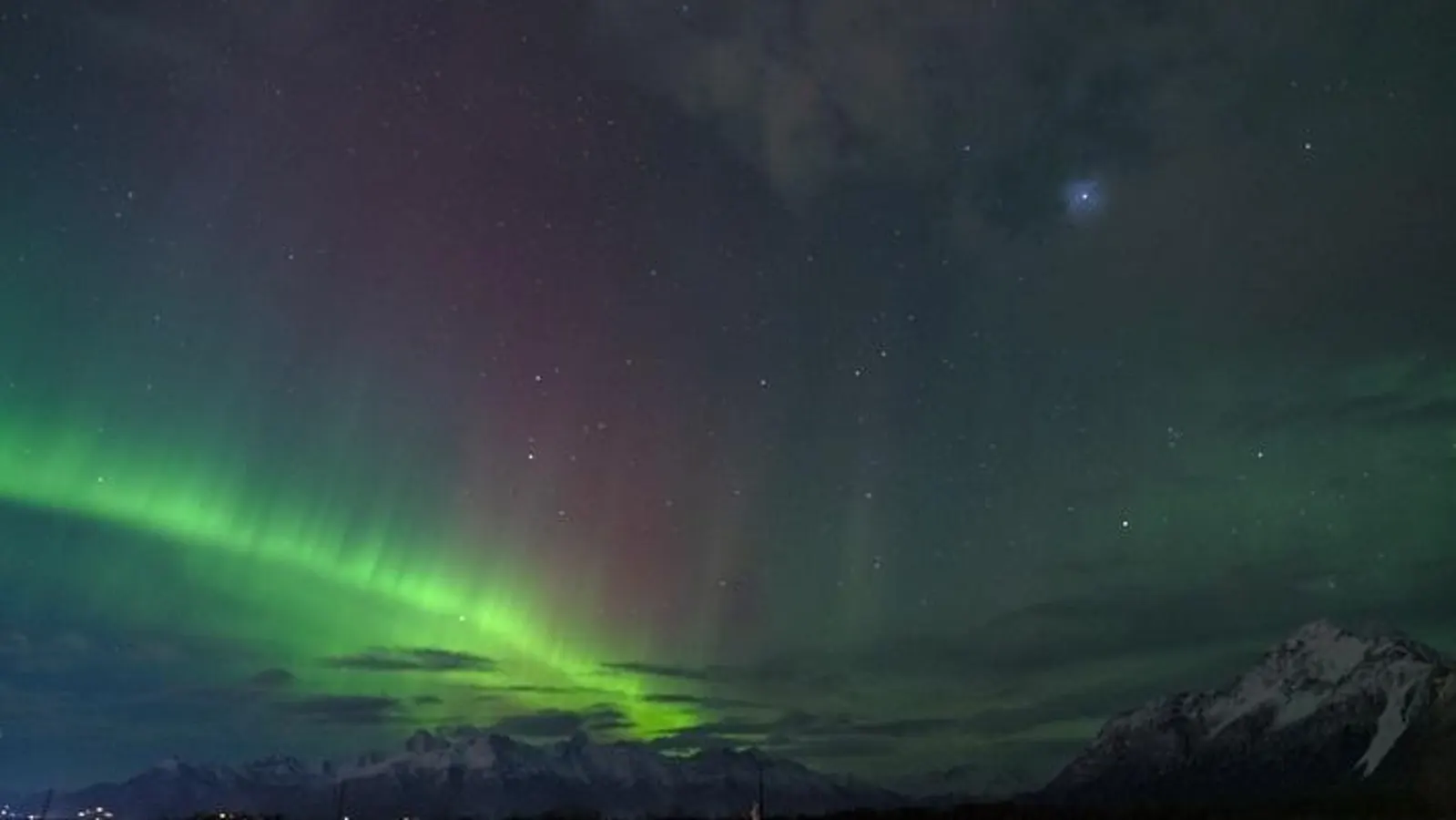 Featured image for Northern Lights Alert: Best Viewing Spots in the U.S. Tonight