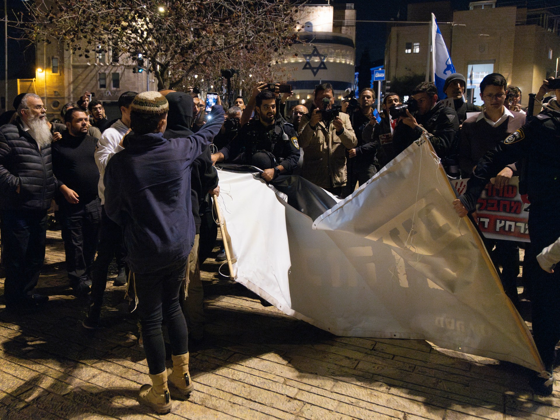 Featured image for Israeli Police Halt Far-right Settlers' March in Jerusalem Amid Racist Chants