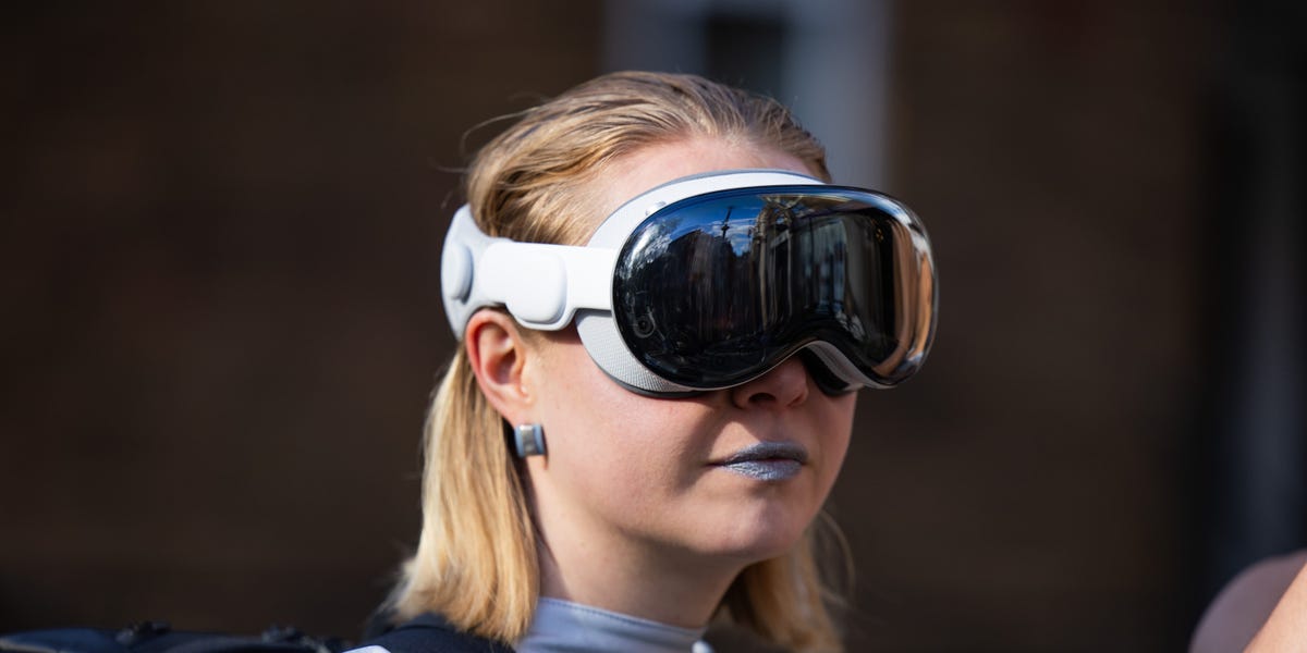 Featured image for "Police Warn Apple Vision Pro Users About Street Safety Risks"