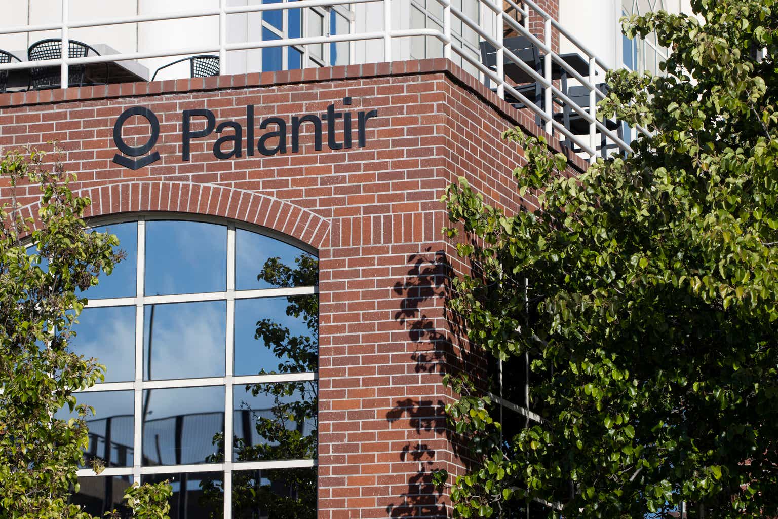 Palantir's Stock Future: Uncertainty Looms Despite Market Leadership in AI Platforms.