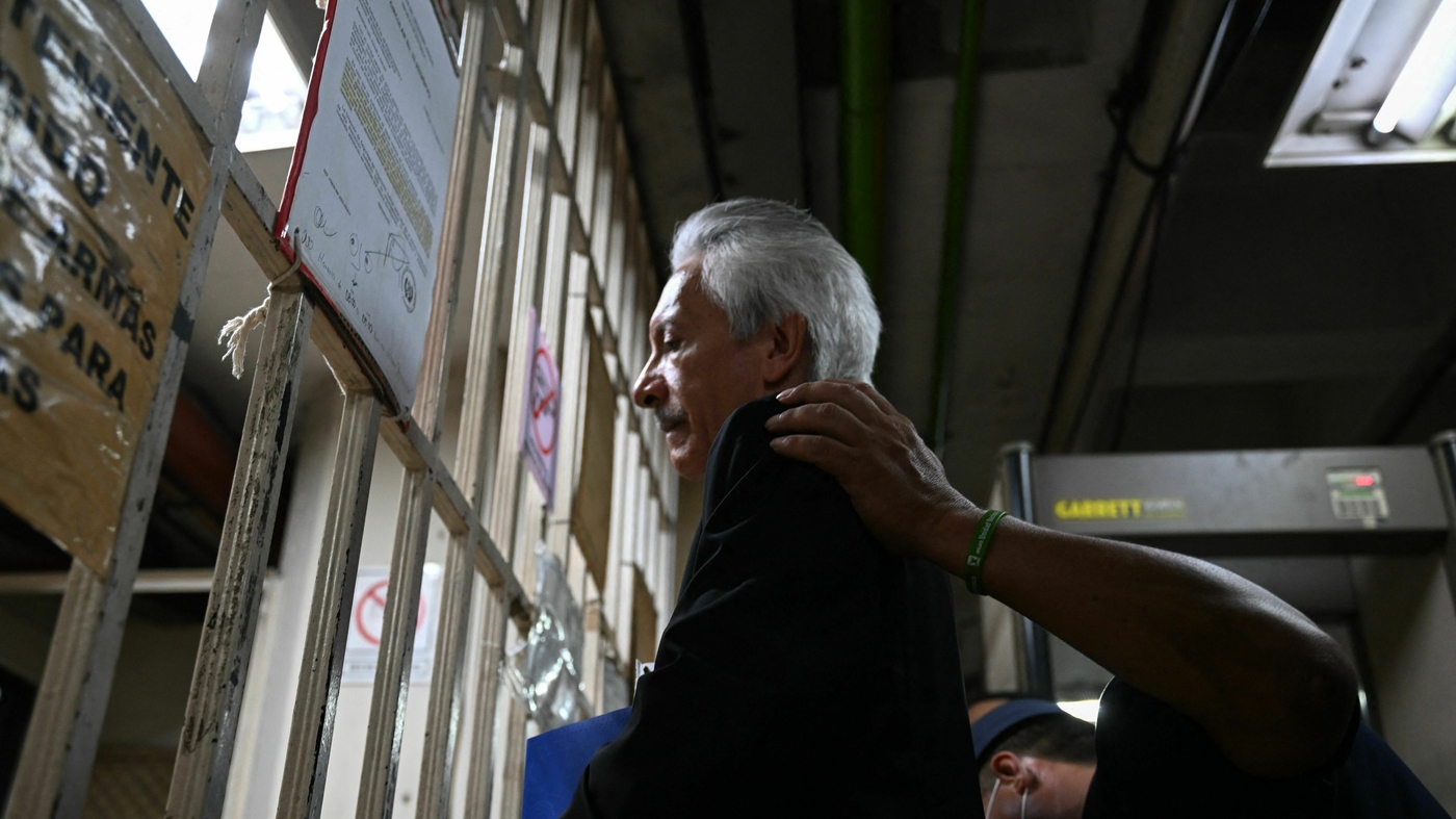 Prominent Guatemalan journalist José Rubén Zamora sentenced to 6 years in prison for money laundering.