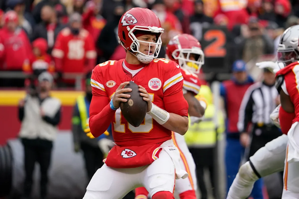 "Chiefs to Bench Mahomes for Week 18 Finale, Kelce's Status Uncertain"