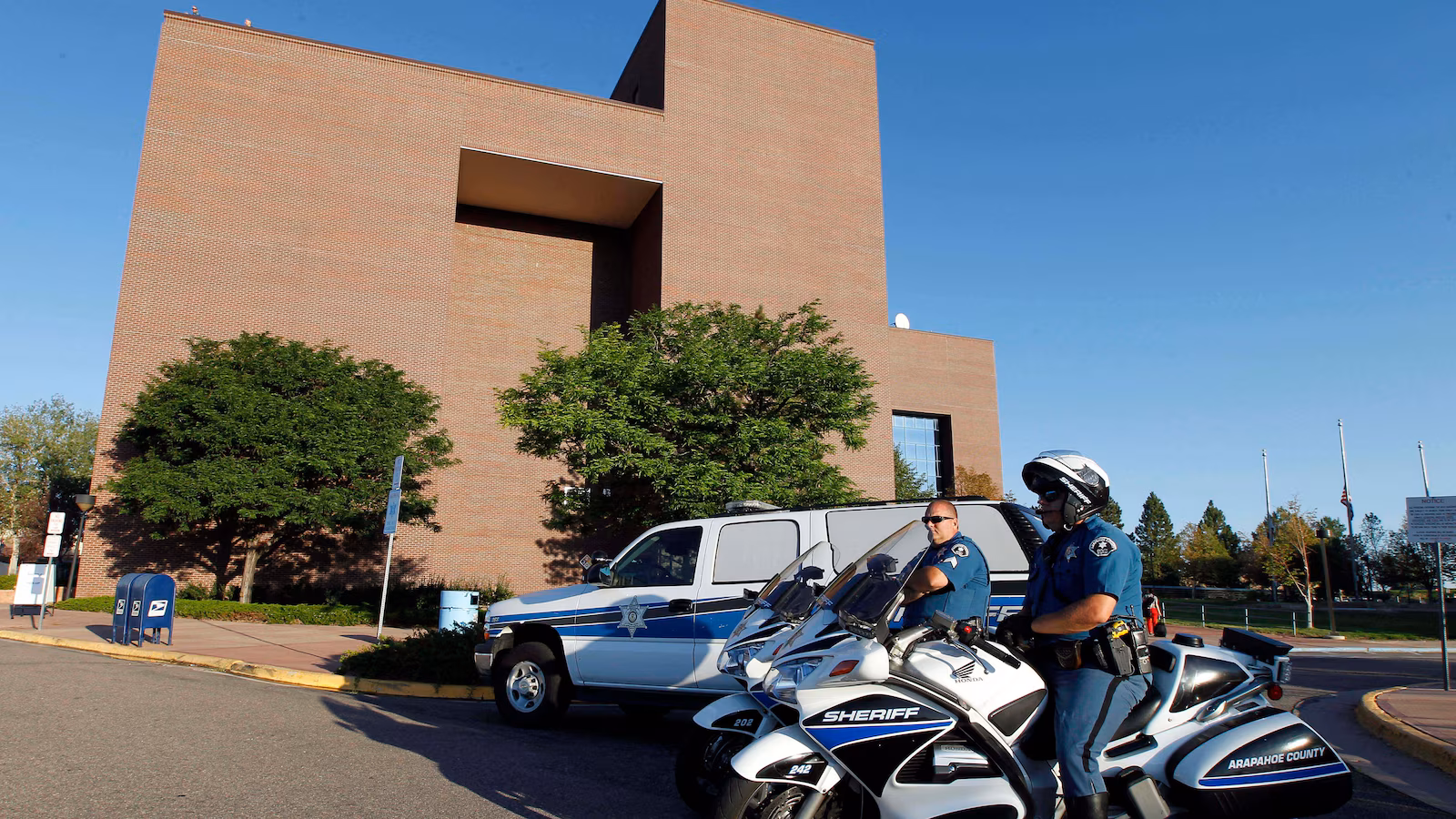 Featured image for Colorado dentist's murder trial begins amid allegations of poisoning and arson