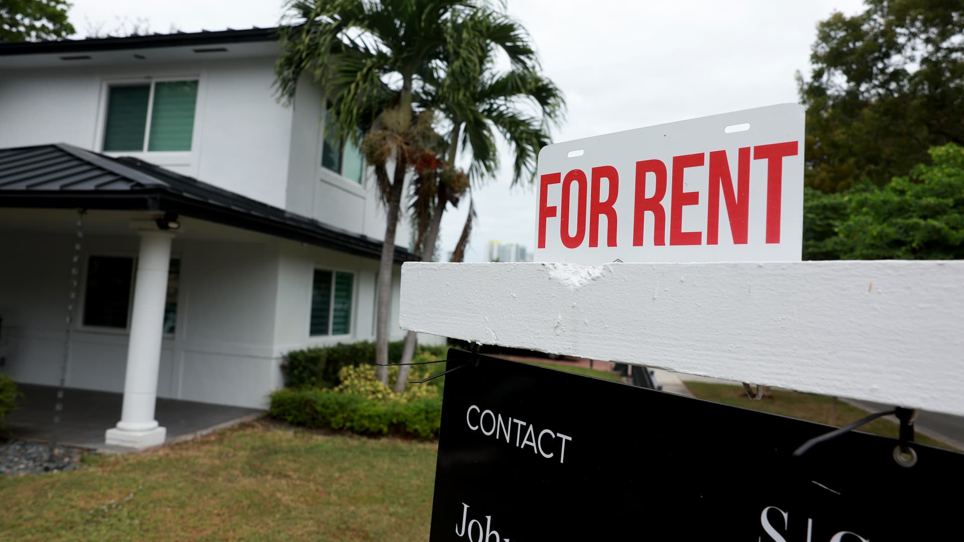 Featured image for Single-family rent growth reaches 15-year low, report shows