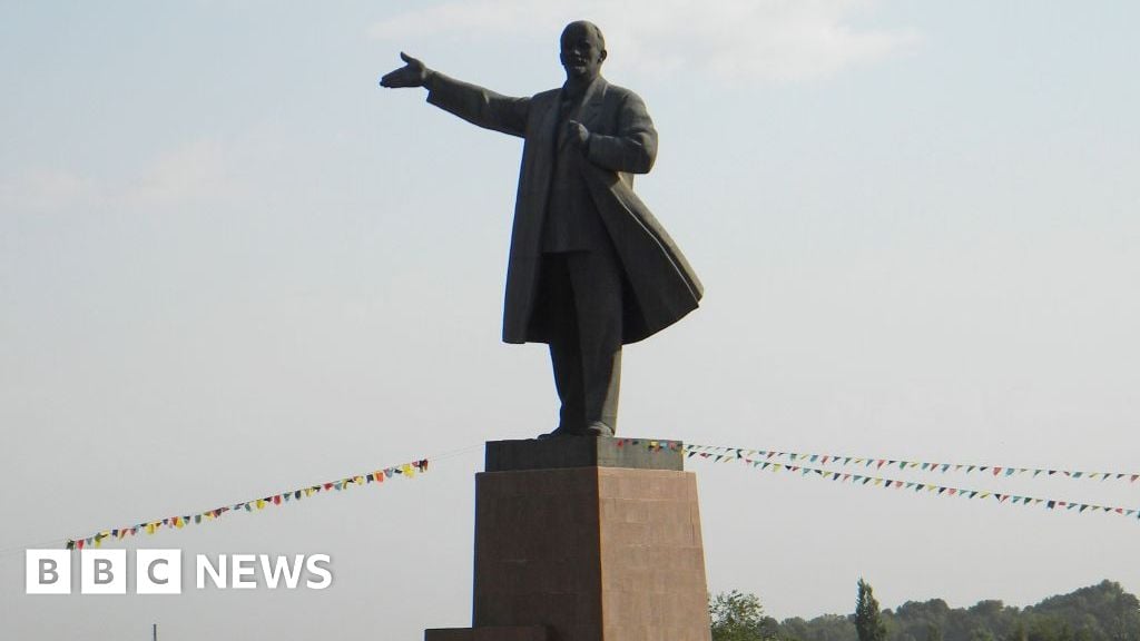 Featured image for Kyrgyzstan dismantles tallest Lenin statue in Osh