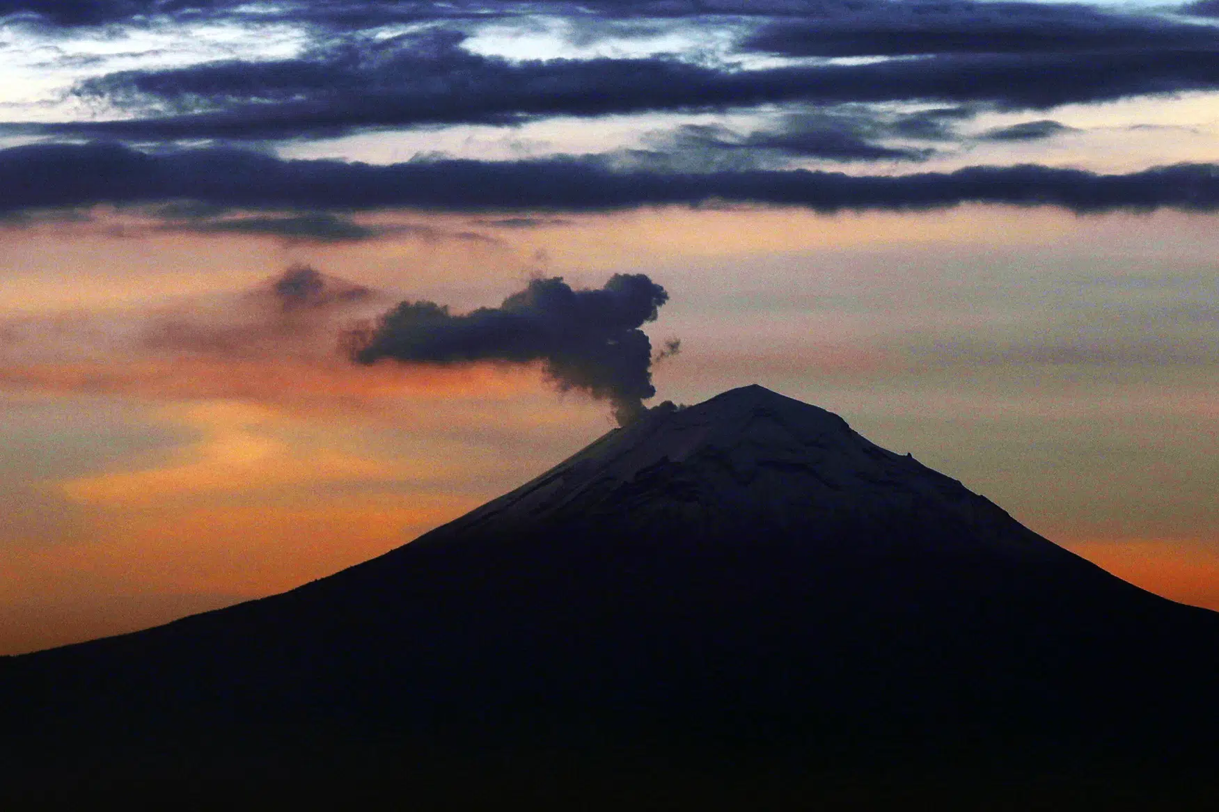 Featured image for Popocatepetl's volcanic ash disrupts Mexico City airports and schools.