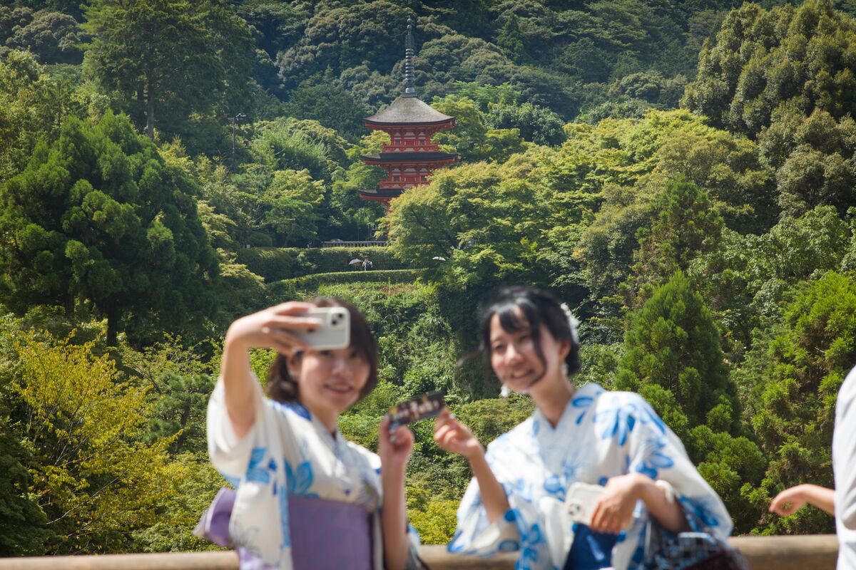 Yen Surge Sparks Expensive Japan Vacations and Market Uncertainty