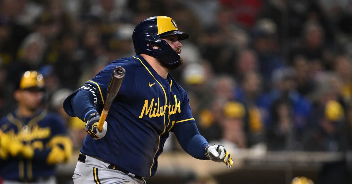 Brewers edge Padres in extra innings.