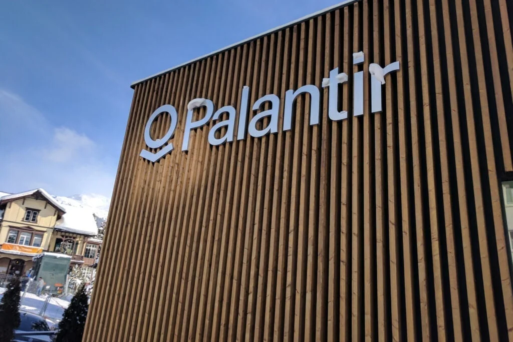 Featured image for Palantir's Potential: The Next Oracle or Overpriced Gamble?