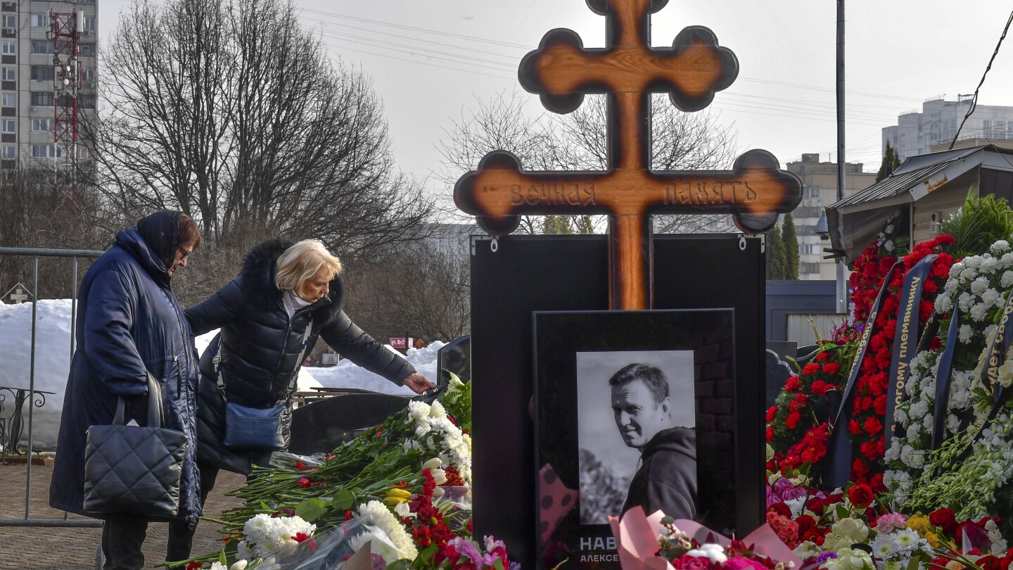 "Navalny's Mother Honors Son at Grave After Thousands Attend Moscow Funeral"