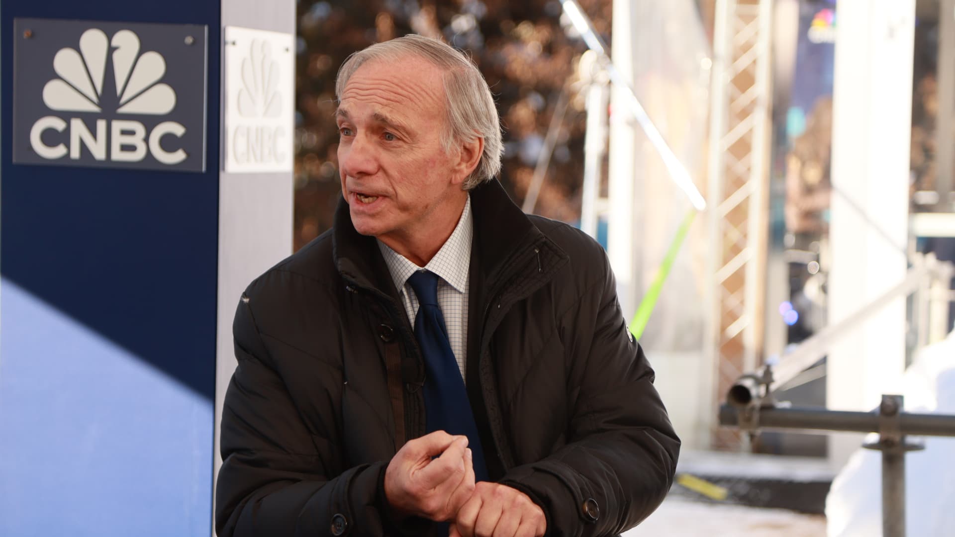 "Ray Dalio Backs Gold Amid Market Shifts and Fed's Inflation Stance"
