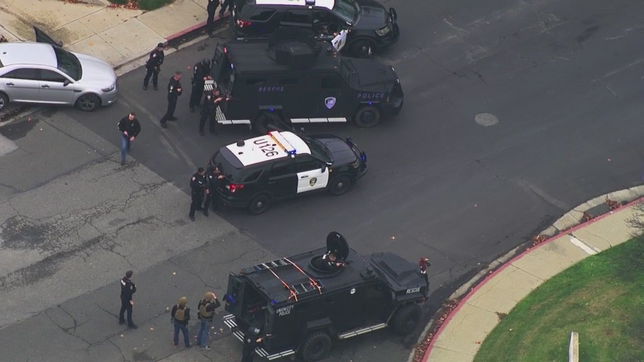 Featured image for "Manhunt underway for suspect who shot Alameda County sheriff's deputy in Union City"