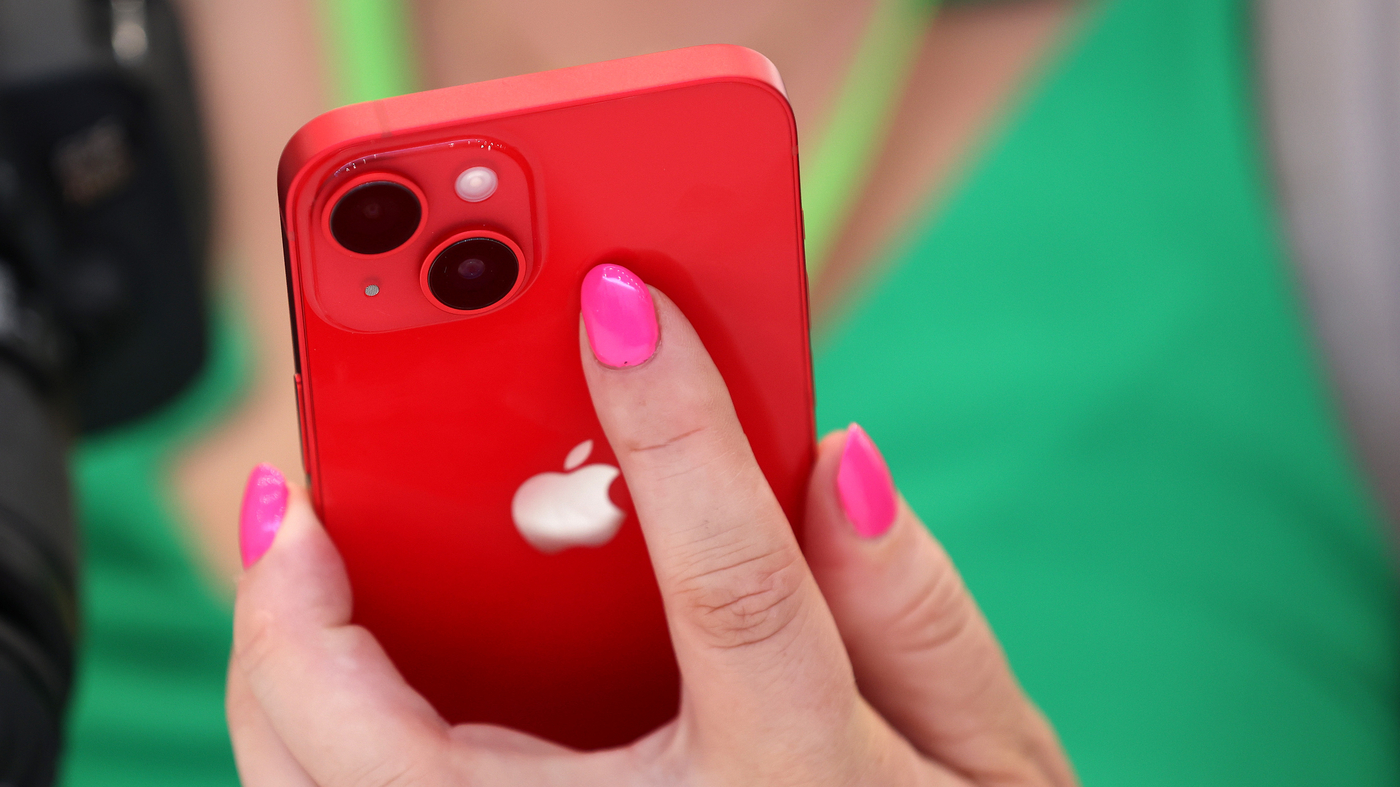 Featured image for Apple resolves 'ducking' autocorrect issue with new update.