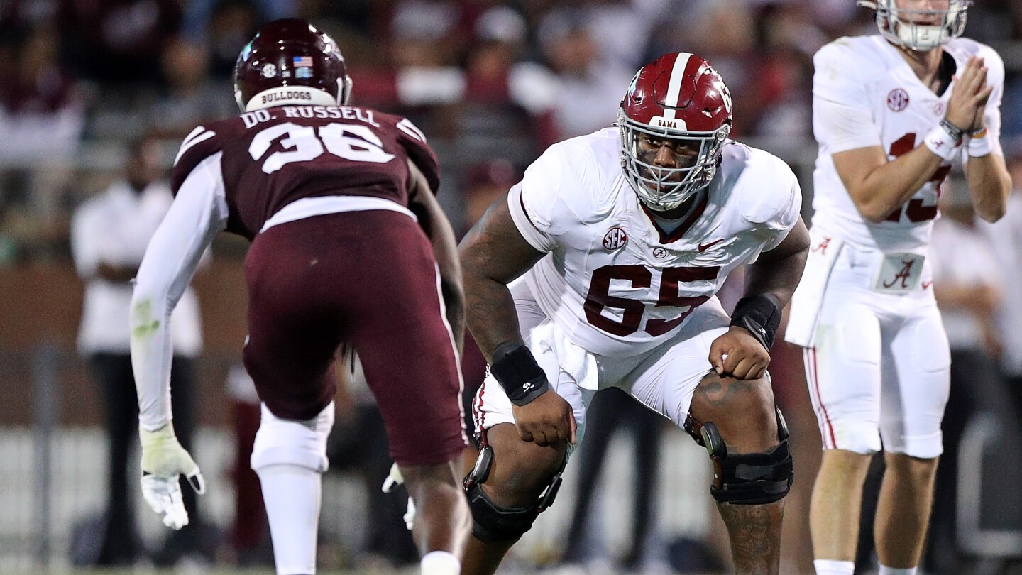 "Top Prospect JC Latham Dreams of Joining Aaron Rodgers with Jets in 2024 Draft"