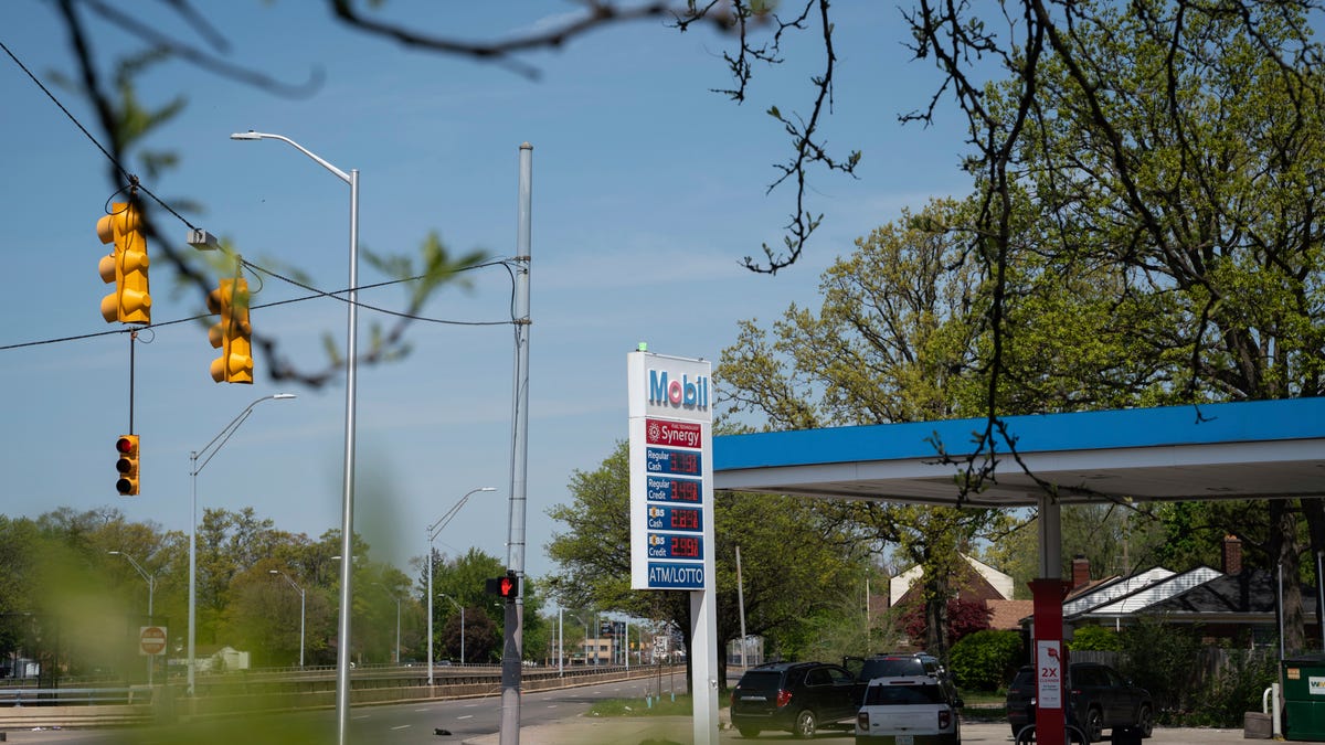 Detroit gas station clerk charged with manslaughter in triple shooting.