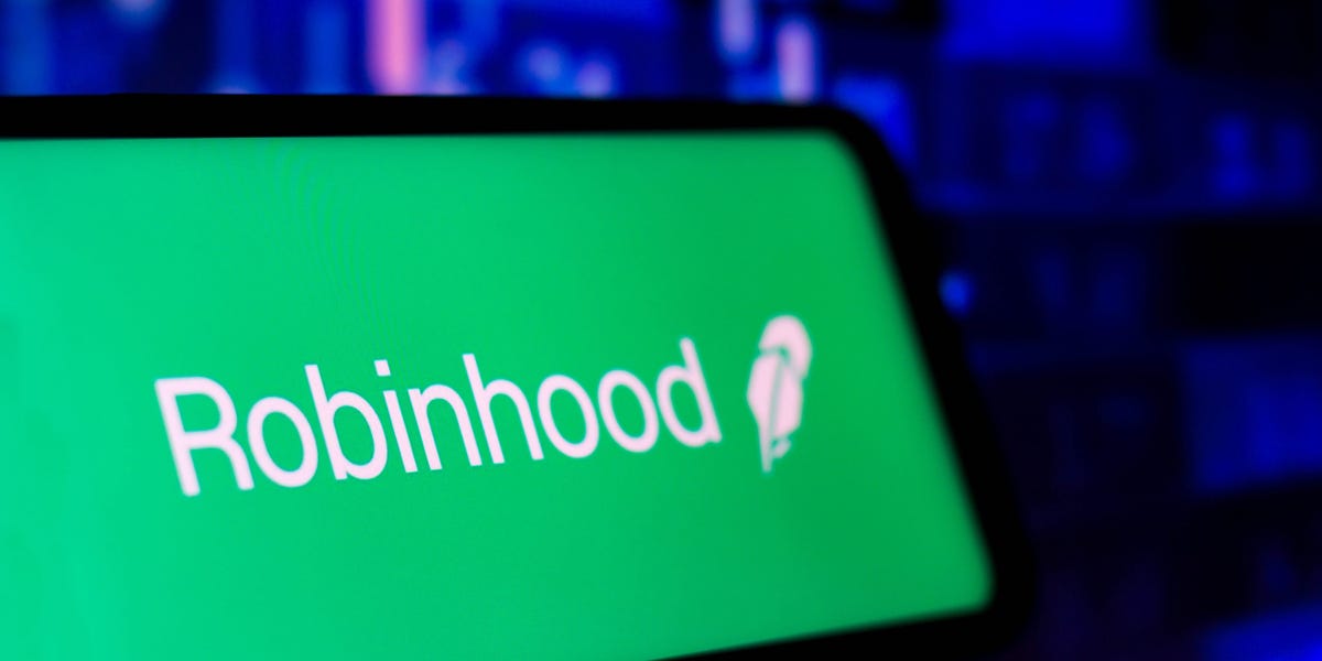 Assessing Robinhood's 24-Hour Trading Strategy Amid Revenue Shifts.