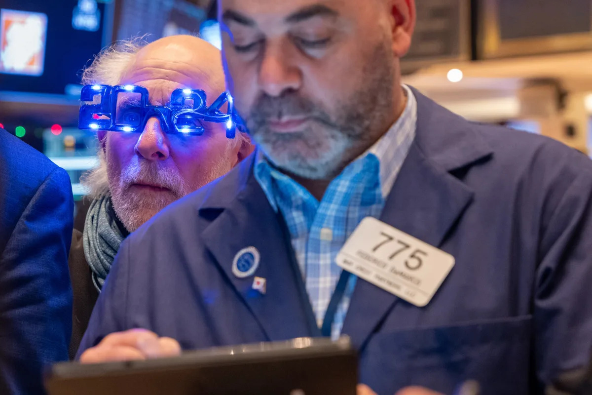 "Tech Stocks Lead Nasdaq Surge While Boeing Drags Dow: Stock Market Update"
