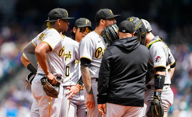 "Pirates' Velasquez Returns, Underwood Jr. DFA'd in Bullpen Move"