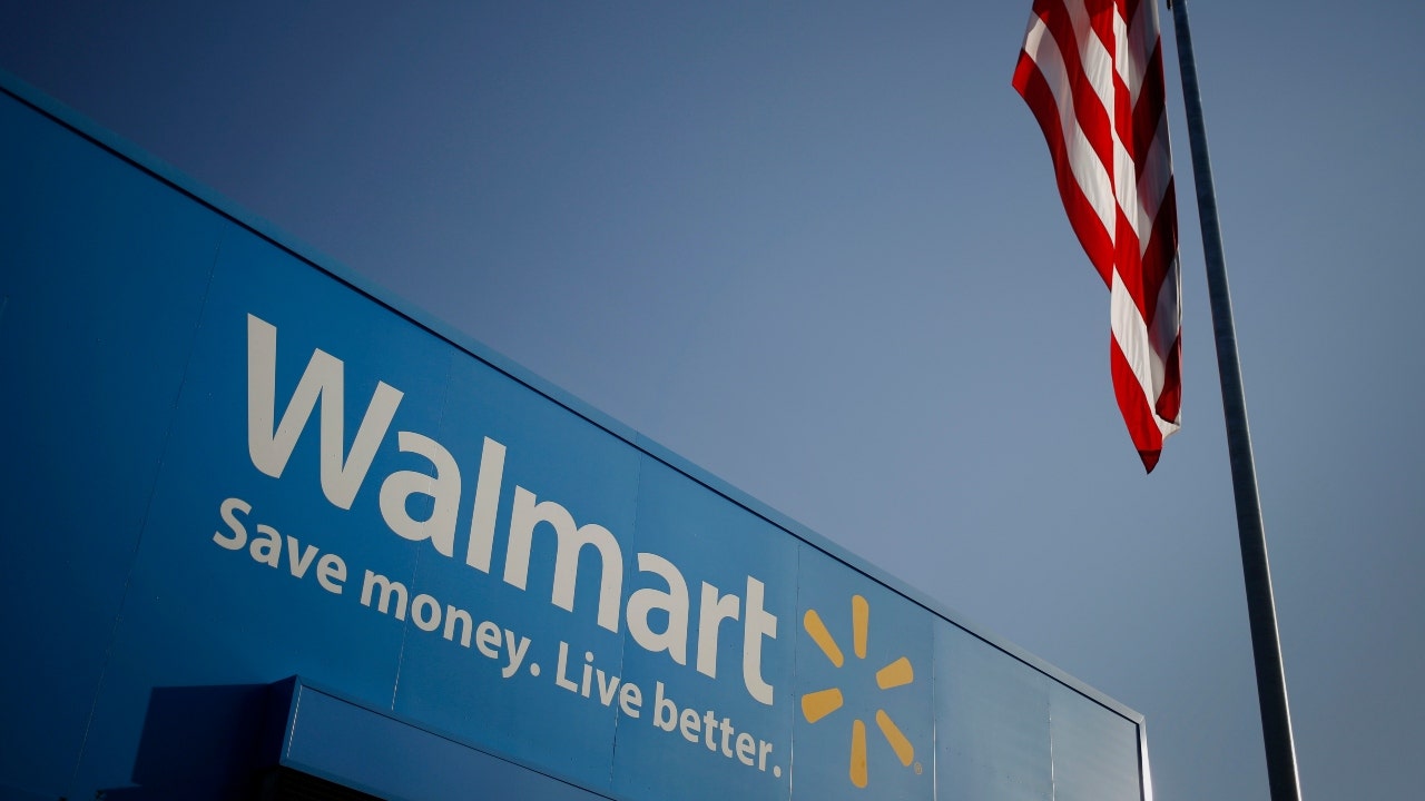 "Texas Man Sues Walmart, Demands $100M or Lifetime Free Shopping"