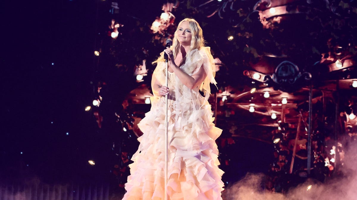 Featured image for "Country Artists Clash Over Selfie Controversy at Concerts"