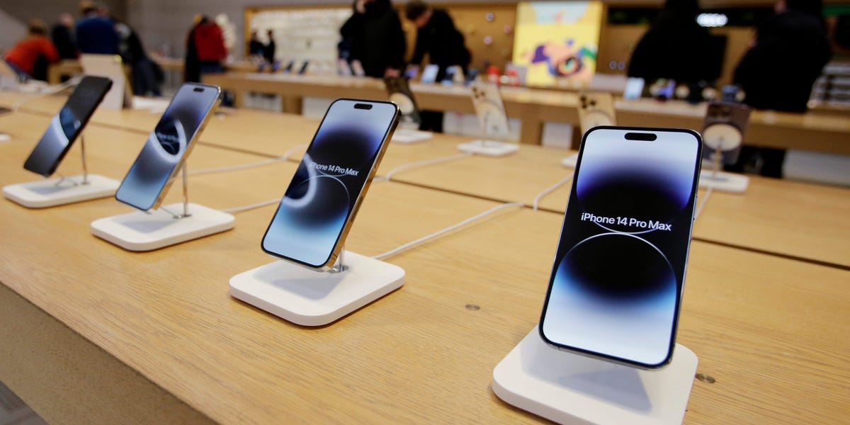 Burglars use creative methods to steal from Apple Store
