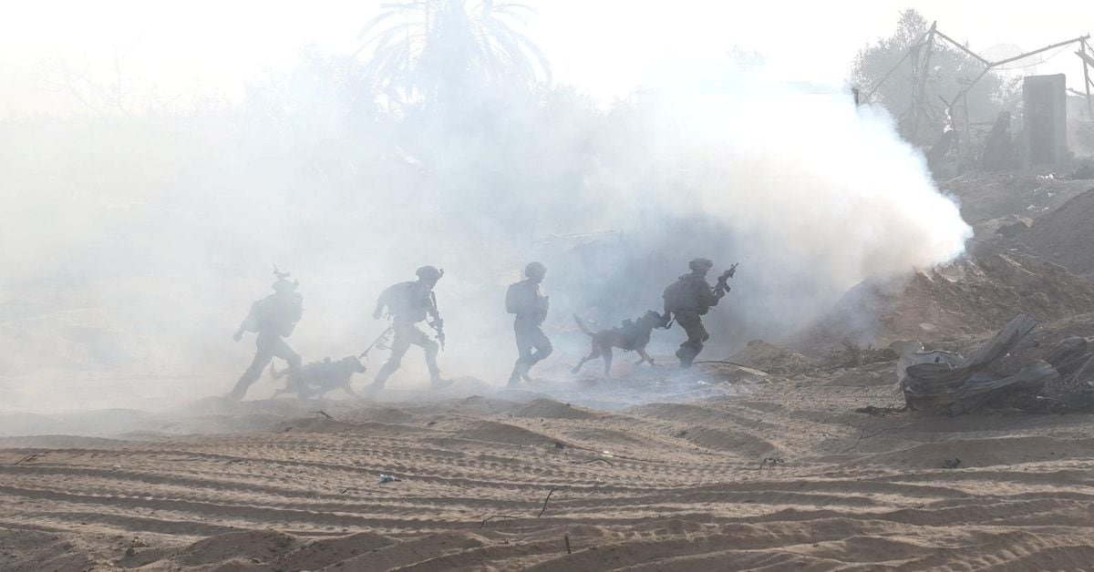 Featured image for Clashes between Israeli forces and Hamas in Gaza City captured in photos