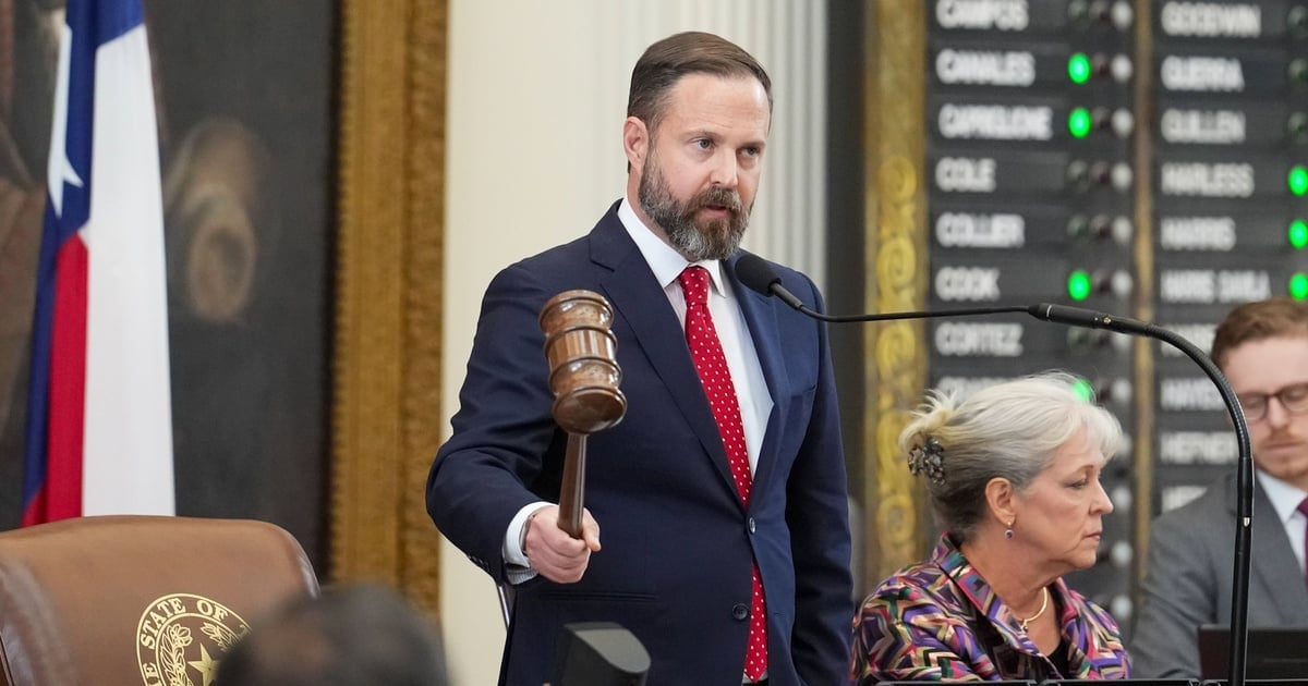 Featured image for Texas Democrats flee to block redistricting, warrants issued for their arrest