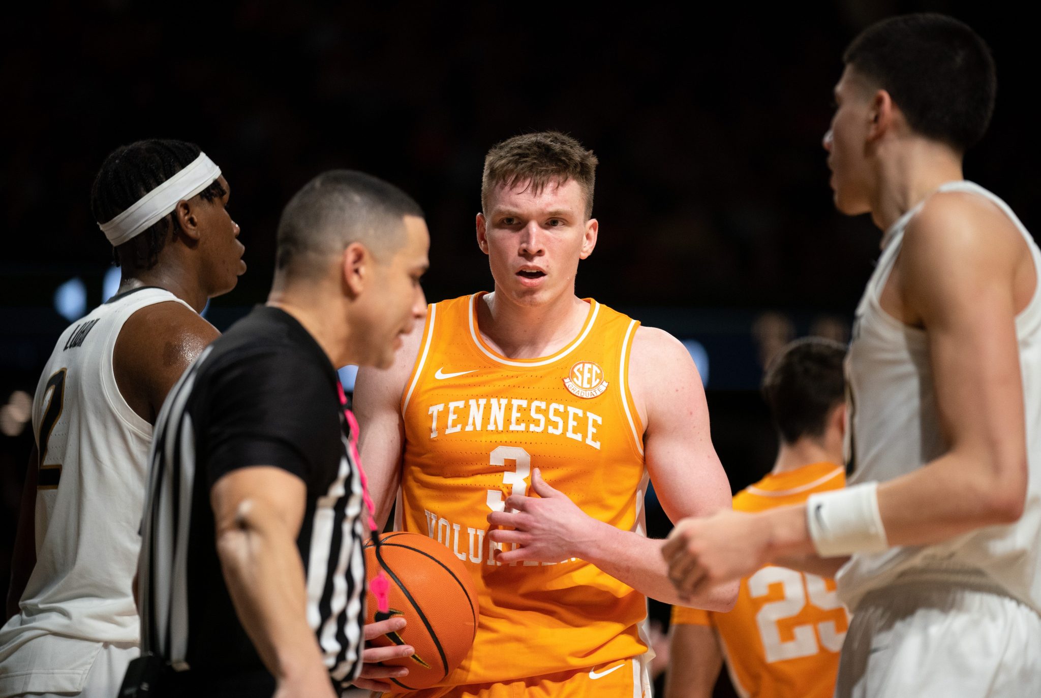 "Dalton Knecht Leads Tennessee Vols to Victory Over Vanderbilt"