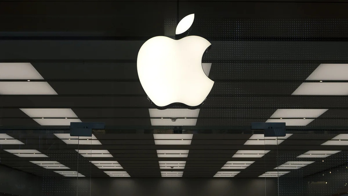 "Warren Buffett's Berkshire Hathaway: Tech Giant Stock Sales and Mystery Purchases"