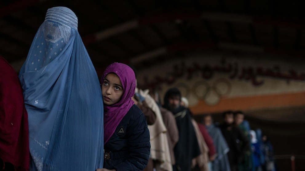 Featured image for "Millions in Afghanistan left hungry as UN food agency cuts aid due to funding shortage"