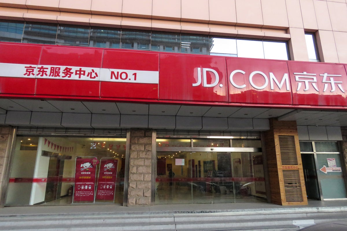 Featured image for JD.com CEO's Retirement Boosts Stock Price and Chinese Tech Market