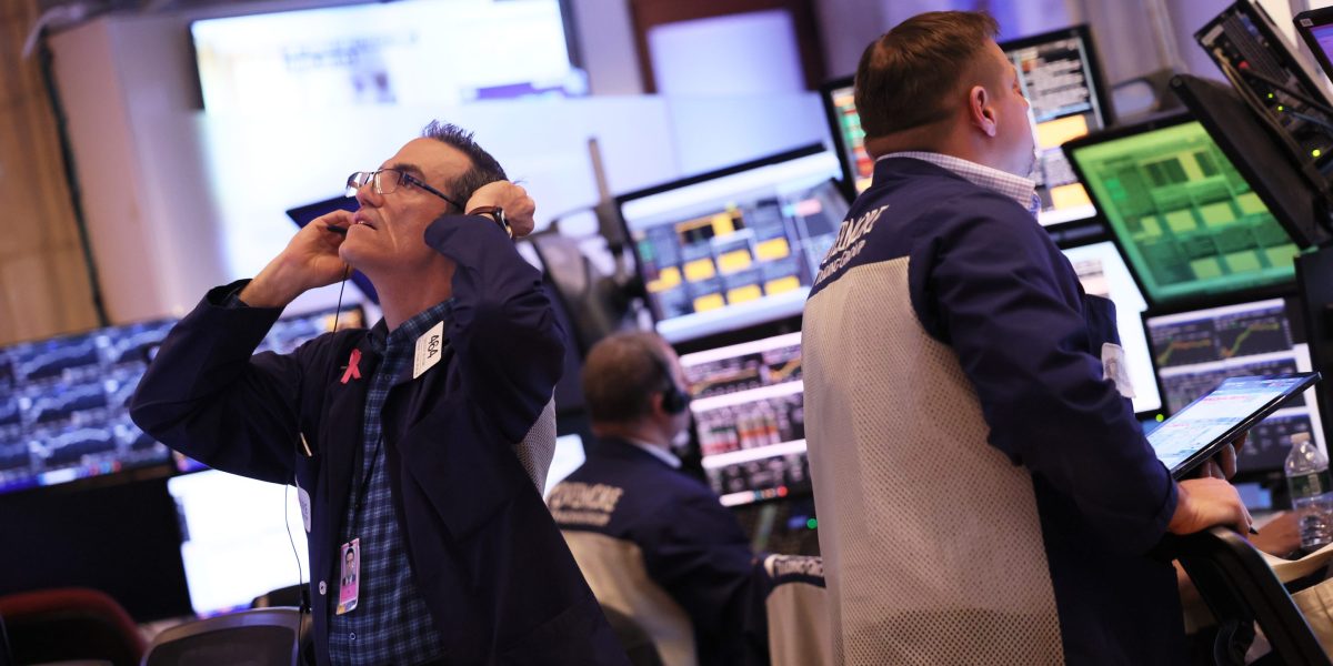 Experts warn of a looming "growth recession" in the US economy.