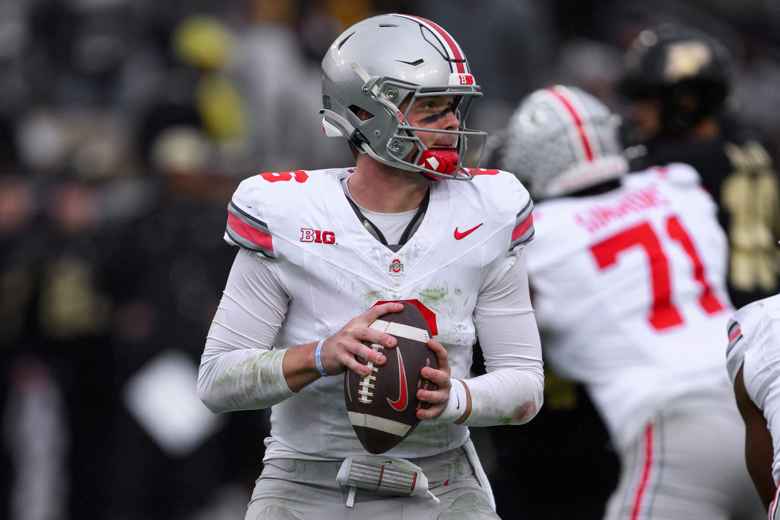 "Saturday's College Football Showdown: Ohio State vs. Penn State - Predictions, Previews, and Best Bets"
