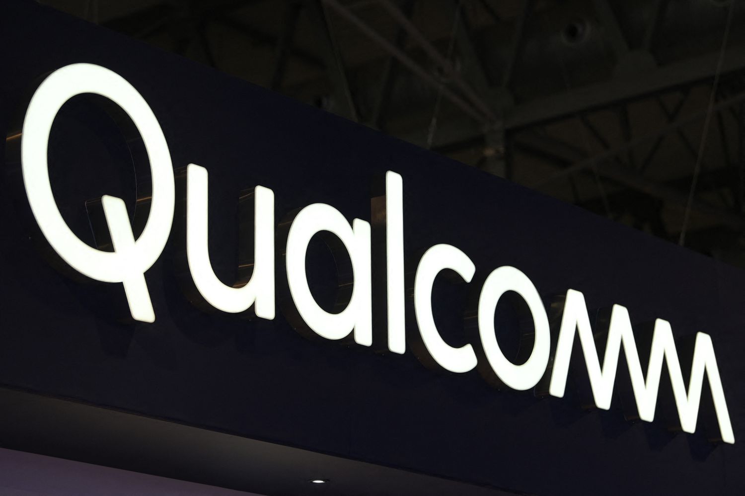 Featured image for "Qualcomm's Snapdragon XR2+ Gen 2 Chip to Power Upcoming Google-Samsung VR Headsets, Rivaling Apple"