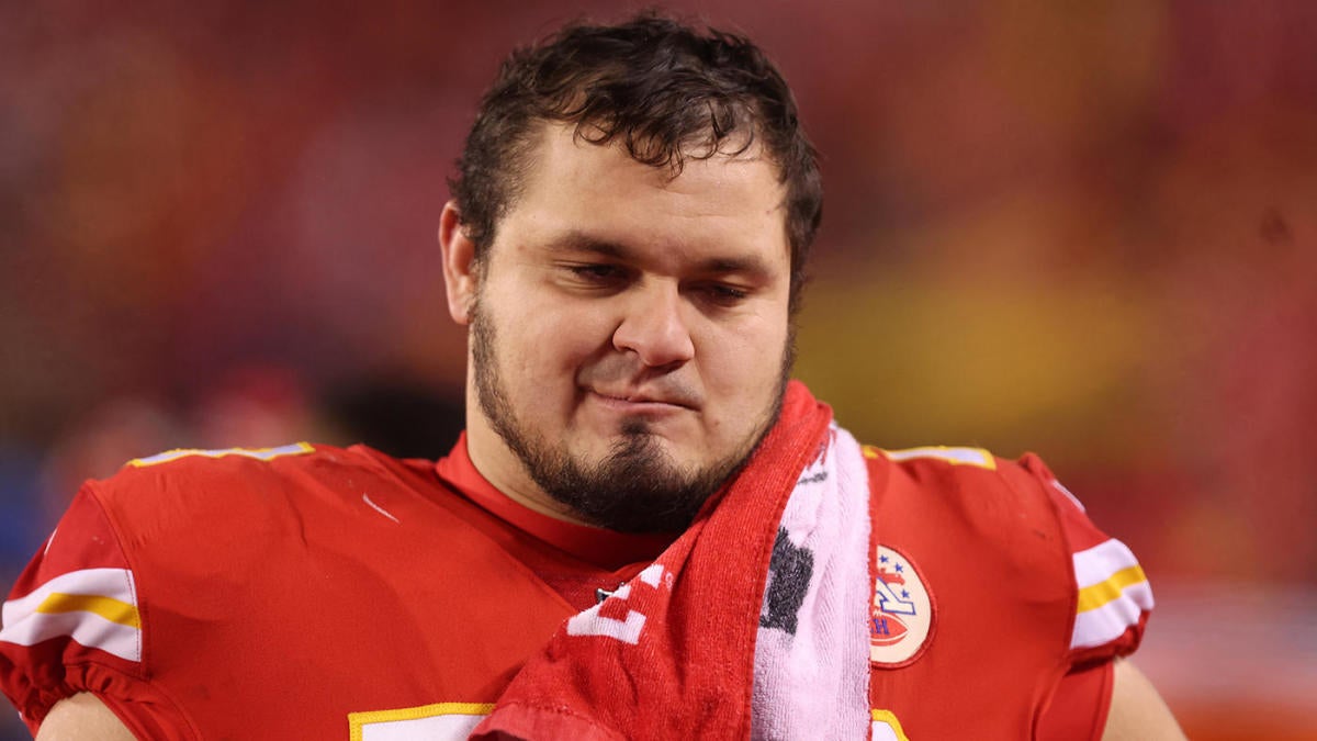 Featured image for "Chiefs' Nick Allegretti Battles Through Super Bowl 58 with Torn UCL"