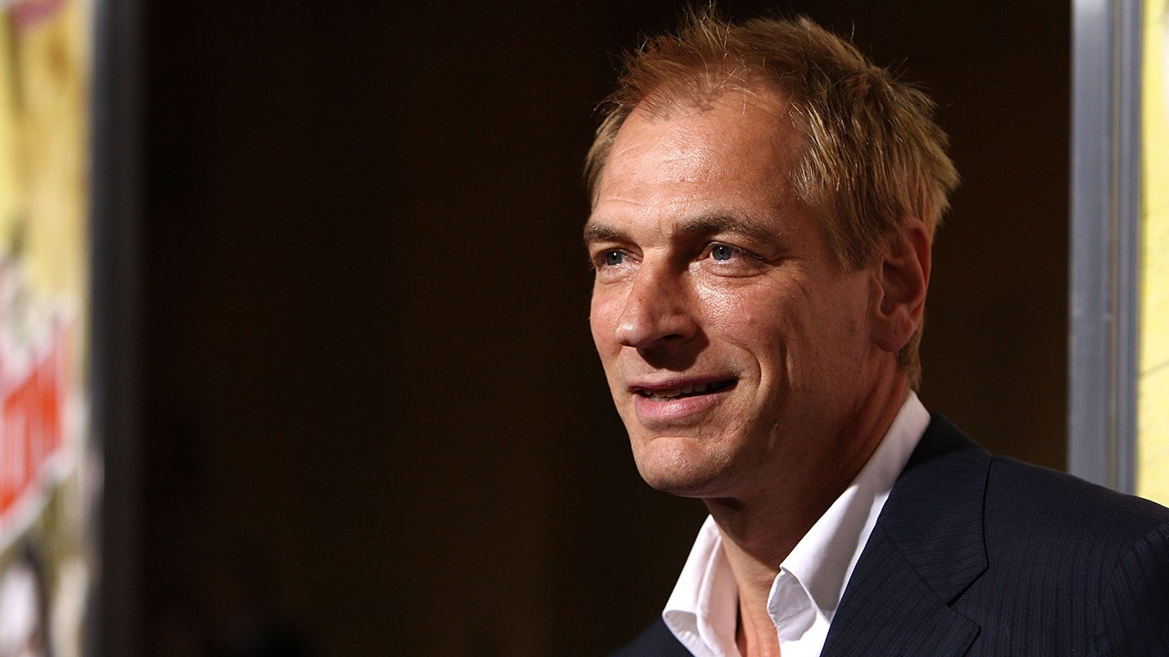 Featured image for Hikers Recall Surreal Discovery of Julian Sands' Remains on Mountain