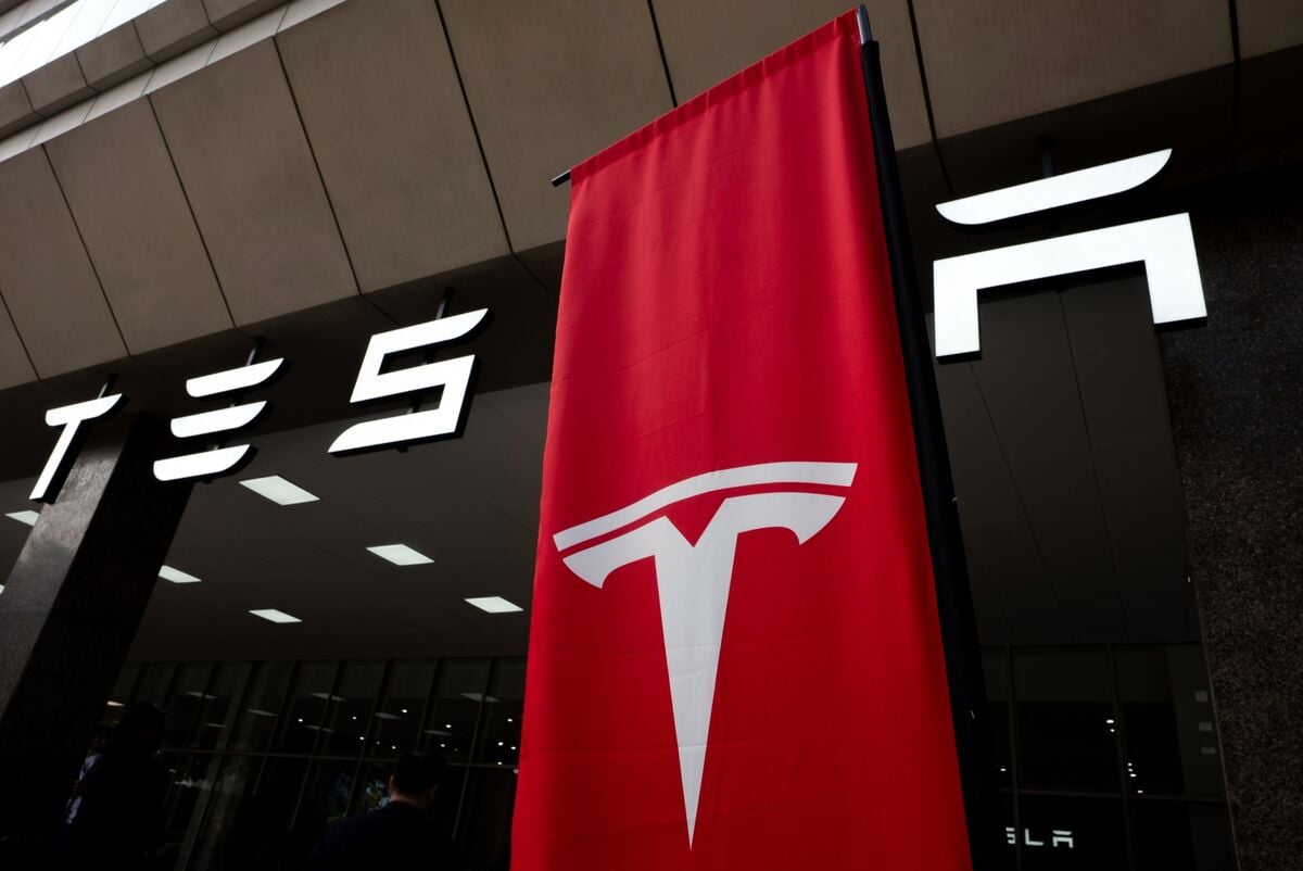 Featured image for BYD Overtakes Tesla as Leading EV Manufacturer Amid Sales Decline