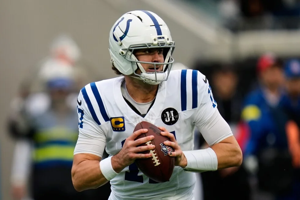 Colts apply transition tag to Jones as Jets franchise-tag Hall ahead of free agency