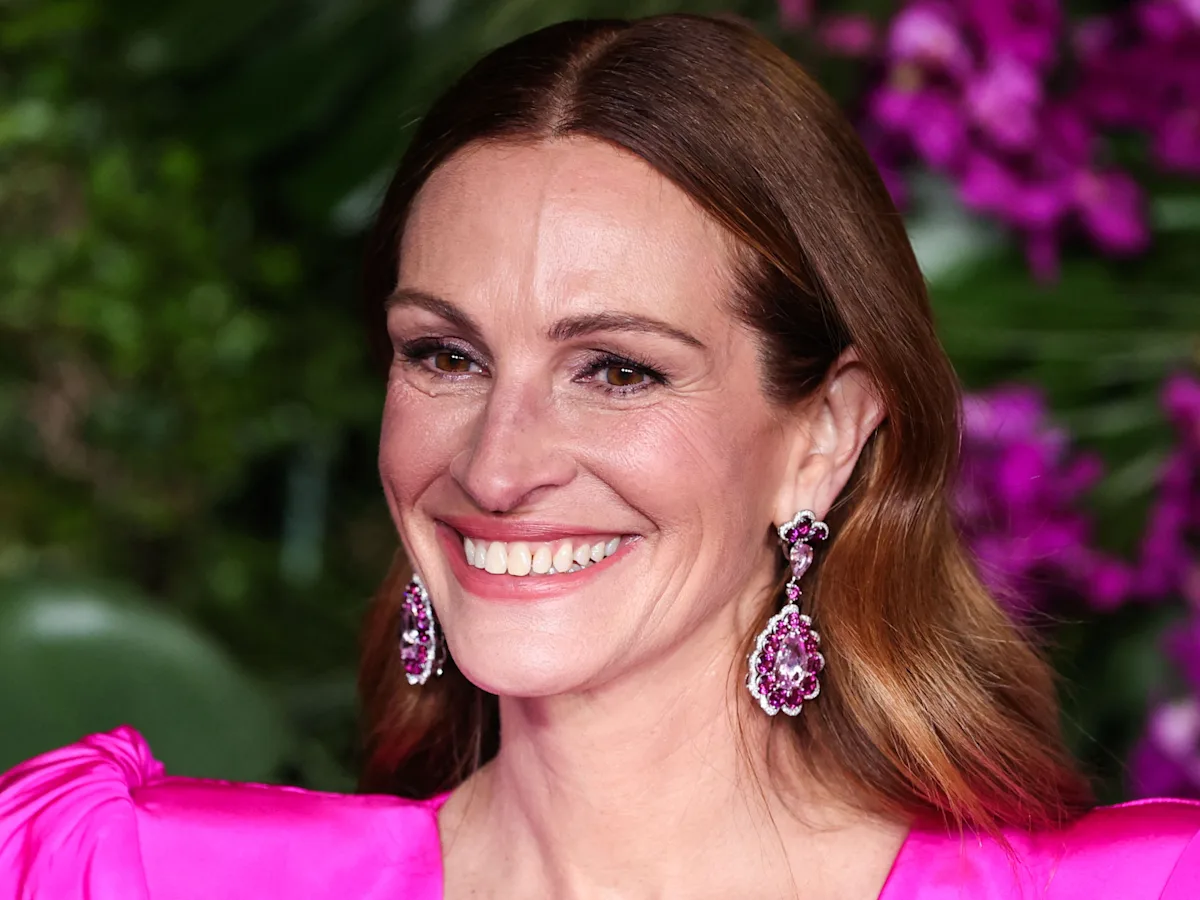 Featured image for Julia Roberts' Must-See Edgy Hair Transformation with Bangin' New Look.