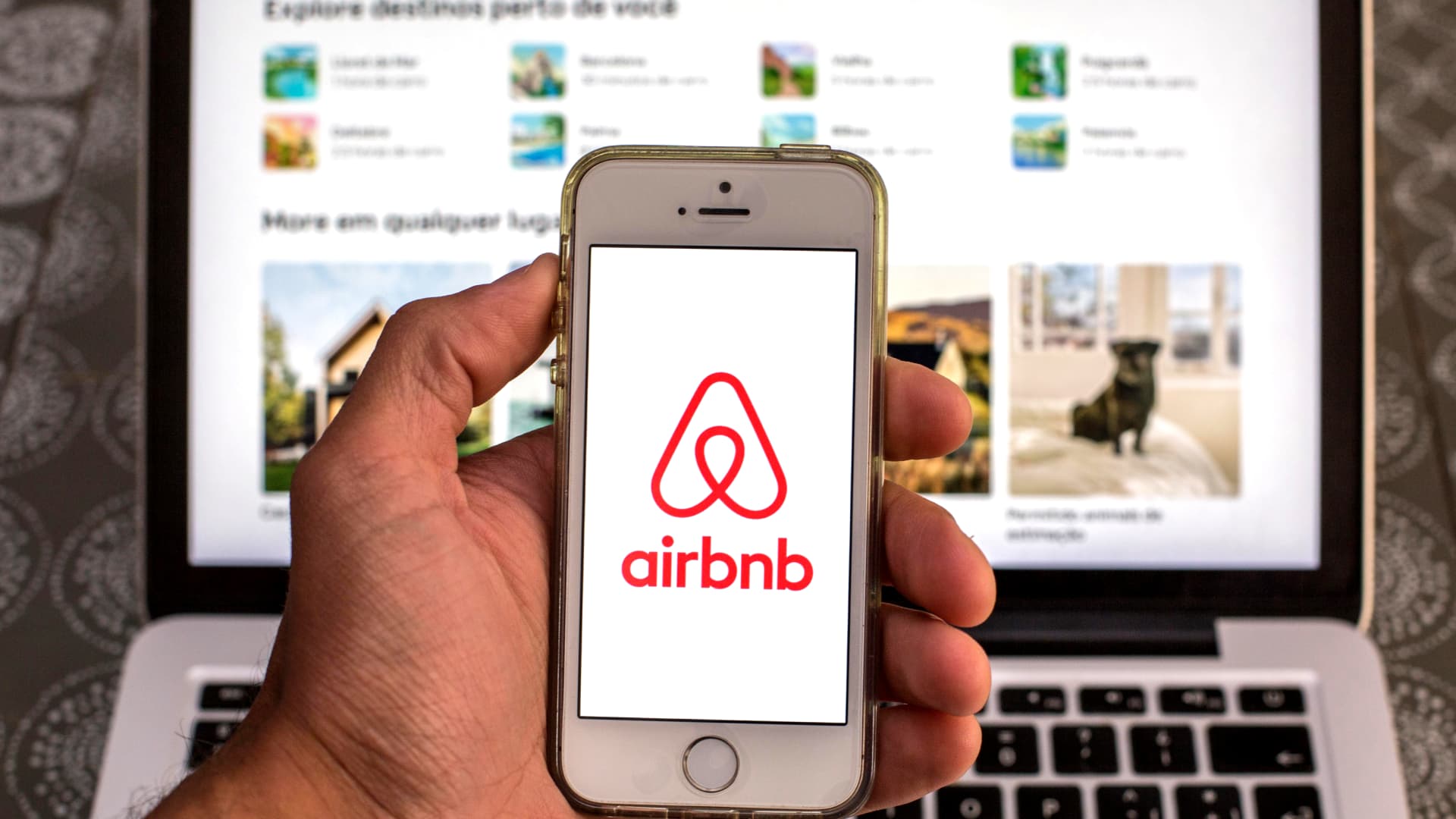 Featured image for Airbnb's Cautious Outlook Causes Stock Drop.
