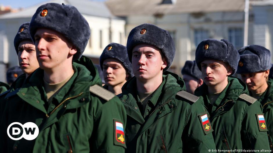 "Putin Orders 150,000 Conscripts as Ukraine's Army Chief Issues Warning"
