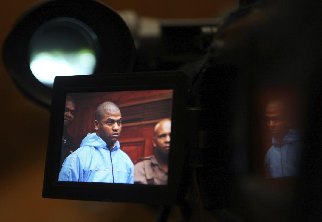 Featured image for Escaped Inmate Thabo Bester Captured with Celebrity Doctor Girlfriend.